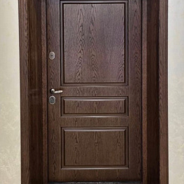 Белые и коричневые двери для домов в стиле шале: уют горной атмосферы