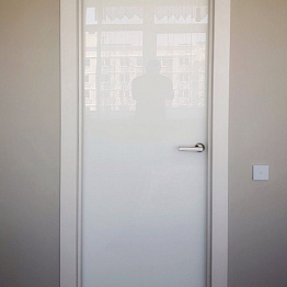 Белые глянцевые двери: элегантность в каждом движении.